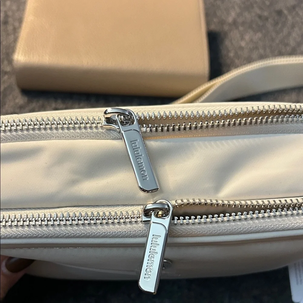 Lululemon Athletica NWT CAMERA Bag